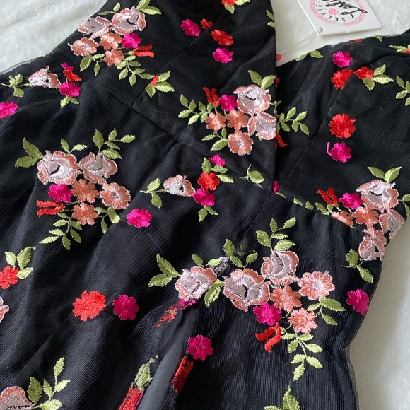 Selfie Leslie Embroidered Romper NWT - Picture 2 of 6